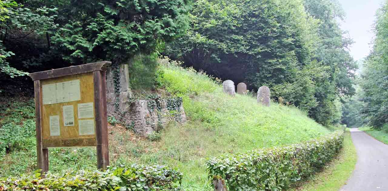 Jüdisches Leben in Fürstenau - Der jüdische Friedhof in Fürstenau - Infotafel - er­neu­e­rungs­be­dürf­t
